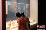 游客观看馆藏文物。程航 摄 - 中国新闻社河南分社