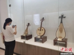 　图为展出的琵琶。刘鹏 摄 - 中国新闻社河南分社