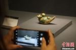 图为“唐三彩器用展”展出的三彩燕形杯。　韩章云 摄 - 中国新闻社河南分社
