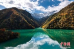 资料图：蓝天白云和绚丽彩林在静谧的白马湖上投下倒影。胡宇 摄 - 中国新闻社河南分社