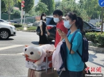 图为郑州大学门口新生带着行李准备入校。杨大勇 摄 - 中国新闻社河南分社