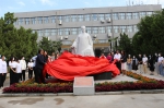 美术学院2004届校友捐赠张载雕像揭幕仪式举行 - 河南大学