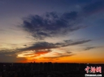 随着时间推移，郑州天空晚霞呈现瑰丽色彩。　王冬冬 摄 - 中国新闻社河南分社