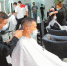 　11月2日，郑州市一家理发店，理发师正在为顾客理发。(记者 邓放 摄) - 中国新闻社河南分社