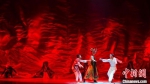 图为第五届中国杂技艺术节上演的《化·蝶》剧目。　僧少琴 摄 - 中国新闻社河南分社