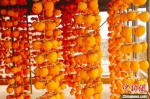 　图为三门峡市渑池县段村乡村民在加工柿饼。　王一博 摄 - 中国新闻社河南分社