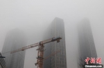 图为大雾下的楼宇。　程航 摄 - 中国新闻社河南分社