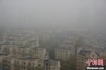 图为郑州城市建筑在雾中若隐若现。　刘鹏 摄 - 中国新闻社河南分社