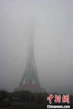 图为郑州地标建筑“中原福塔”在雾中“隐身”。　刘鹏 摄 - 中国新闻社河南分社