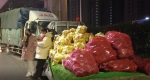 夜探郑州“鬼市”：有人爱它卖菜便宜，有人嫌它占道 - 河南一百度