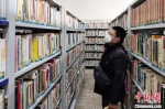 　民众在河南省图书馆查找书籍。　程航 摄 - 中国新闻社河南分社