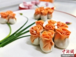 　资料图：图为以胡萝卜汁和面包成的“花饺子”，颜色艳丽。闫姣 摄 - 中国新闻社河南分社
