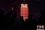 　图为河南郑州市民在二七广场举办跨年夜活动迎接2023年的到来。　程航 摄 - 中国新闻社河南分社