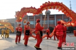 　2023年1月1日，河南杞县，老人们通过舞龙欢庆元旦佳节。　刘银忠 摄 - 中国新闻社河南分社