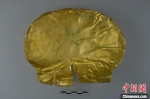 　图为出土的金覆面。(资料图) 郑州市文物考古研究院供图 - 中国新闻社河南分社