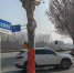 郑州大桥石化一加油站占用公共绿化带，将企业广告牌模仿成了“路名牌”？ - 河南一百度