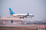 郑州机场正在降落的南航班机。　戚利兵 摄 - 中国新闻社河南分社