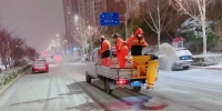 郑州出动环卫保洁人员18500余人“战”风雪 - 河南一百度