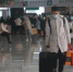 　一位旅客拖着行李在郑州东站候车大厅行走。　韩章云 摄 - 中国新闻社河南分社