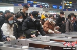 旅客在郑州东站刷身份证进入检票口。　韩章云 摄 - 中国新闻社河南分社