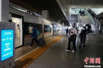 　旅客在郑州东站搭乘城际列车。　韩章云 摄 - 中国新闻社河南分社
