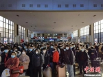 1月27日，旅客在郑州火车站候车室候车。　许伟 摄 - 中国新闻社河南分社