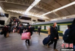1月27日，旅客在郑州火车站搭乘火车。　许伟 摄 - 中国新闻社河南分社