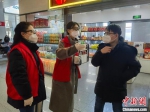 　1月27日，新乡东站志愿者为旅客提供引导服务。　常昊 摄 - 中国新闻社河南分社