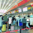 图为在办理出行业务的旅客。　郑州机场供图 - 中国新闻社河南分社