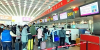 图为在办理出行业务的旅客。　郑州机场供图 - 中国新闻社河南分社