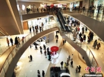 春节假期郑州一商场迎来不少消费者。　韩章云 摄 - 中国新闻社河南分社
