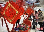 　春节假期期间，郑州一商场设置的传统手工摊位吸引消费者。　韩章云 摄 - 中国新闻社河南分社