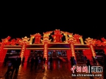游客在洛阳王城公园赏花灯 张晶晶 摄 - 中国新闻社河南分社