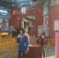 资料图：图为一名游客在岳飞纪念馆门前背诵《满江红》。靳晓晶 摄 - 中国新闻社河南分社