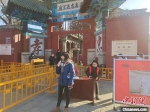 资料图：图为一名游客在岳飞纪念馆门前背诵《满江红》。靳晓晶 摄 - 中国新闻社河南分社