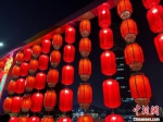 图为成排的大红灯笼高高挂起。　王宇 摄 - 中国新闻社河南分社