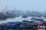 图为物流码头内准备通江达海的货船。　梁照曾 摄 - 中国新闻社河南分社