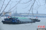 　图为物流码头内准备通江达海的货船。　梁照曾 摄 - 中国新闻社河南分社