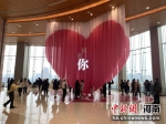 郑州一商场内的“心”形造型。 范晓恒 摄 - 中国新闻社河南分社