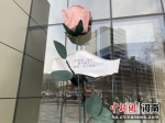 一商场设置的玫瑰花造型。 范晓恒 摄 - 中国新闻社河南分社