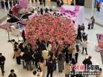 一商场内的巨型玫瑰束。 范晓恒 摄 - 中国新闻社河南分社