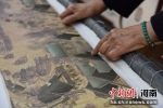 图为王素花在指导学生绣《清明上河图》。　王宇 摄 - 中国新闻社河南分社