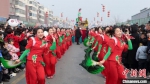 　图为舞动的秧歌队伍。　牛文堂 摄 - 中国新闻社河南分社