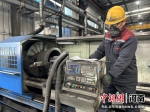 工人正在加工特种石墨产品。 王宇 摄 - 中国新闻社河南分社