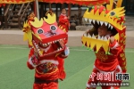 　2月21日，范县第一幼儿园操场上，孩子们穿起老师们亲手制作的龙头服，寓意快乐健康成长。 张雯博 摄 - 中国新闻社河南分社