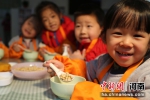 2月21日，范县第一幼儿园生活馆小朋友们一起吃炒豆。“二月二”吃炒豆也是范县相传已久的习俗，传说“金豆开花”，龙王升天，兴云布雨，以示吉祥。 张雯博 摄 - 中国新闻社河南分社