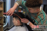 2月21日，在范县新区的理发馆里，理发师为小朋友们“剪龙头” 冯丽苹 摄 - 中国新闻社河南分社