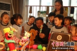 2月21日，在范县第一幼儿园美术馆内，孩子们向市级非遗传承人石延英学习“捏祥龙”。 张雯博 摄 - 中国新闻社河南分社