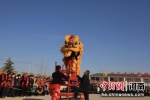 2月21日，在范县龙王庄镇龙王庄村，群众观看非物质文化传承人龙狮表演。 冯丽苹 摄 - 中国新闻社河南分社