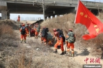 图为模拟道路受损，救援人员徒步前往震中。　李宏鹏 摄 - 中国新闻社河南分社
